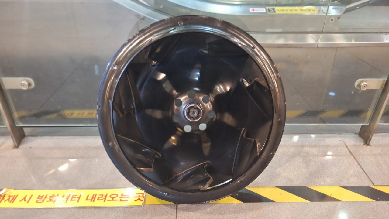 4WAY 청소 전 먼지가 붙은 천장형 에어컨 송풍팬 날개